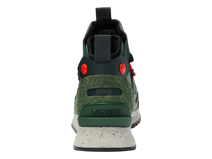Tenis botín Lacoste color verde con cordones naranjas y suela blanca moteada.