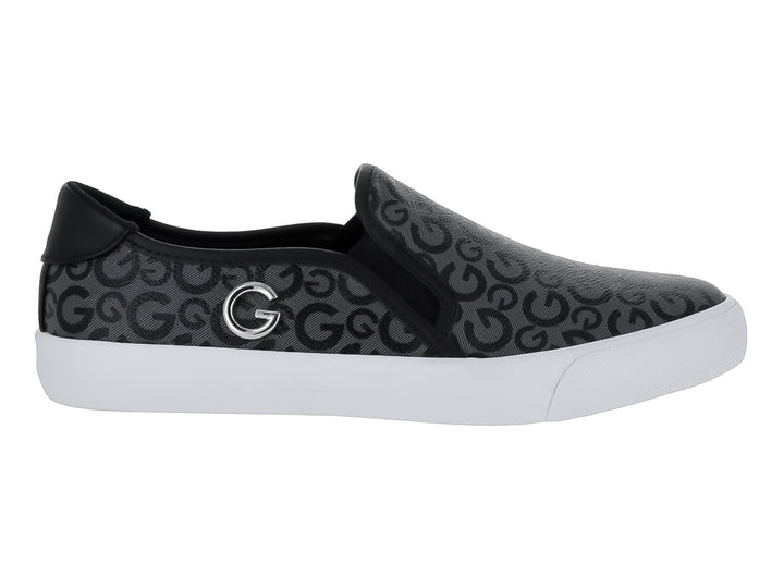 Zapato slip-on negro con estampado de letras y suela blanca.