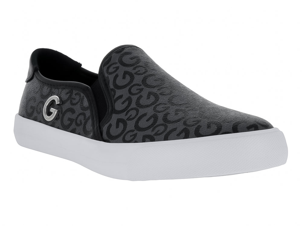 Zapato slip-on negro con estampado de letras y suela blanca.