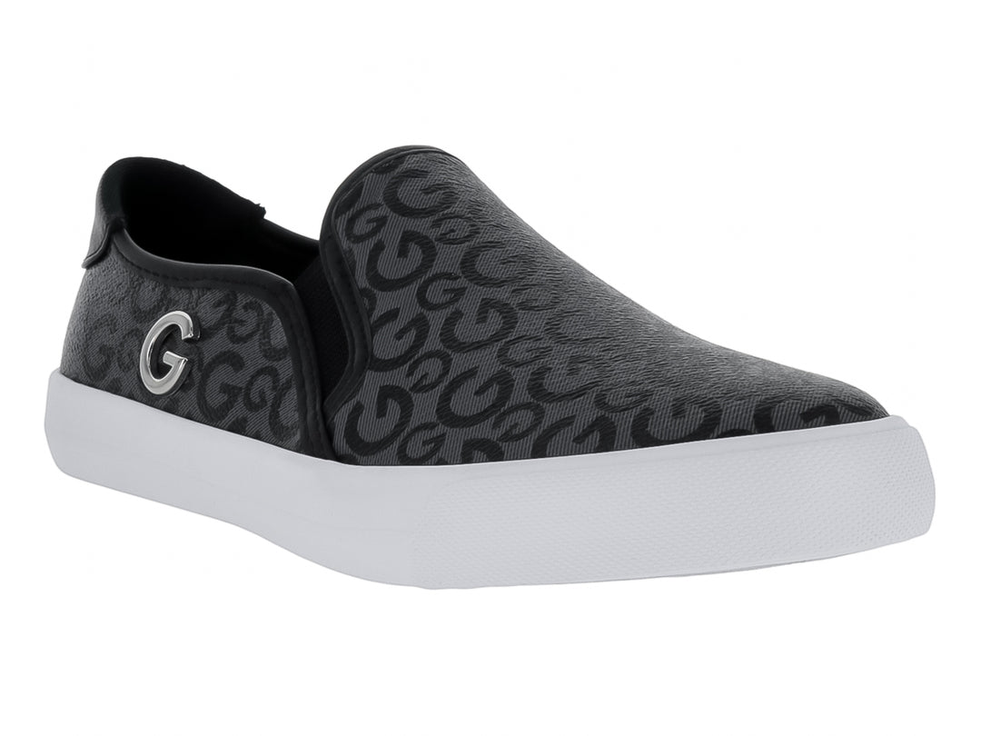 Zapato slip-on negro con estampado de letras y suela blanca.