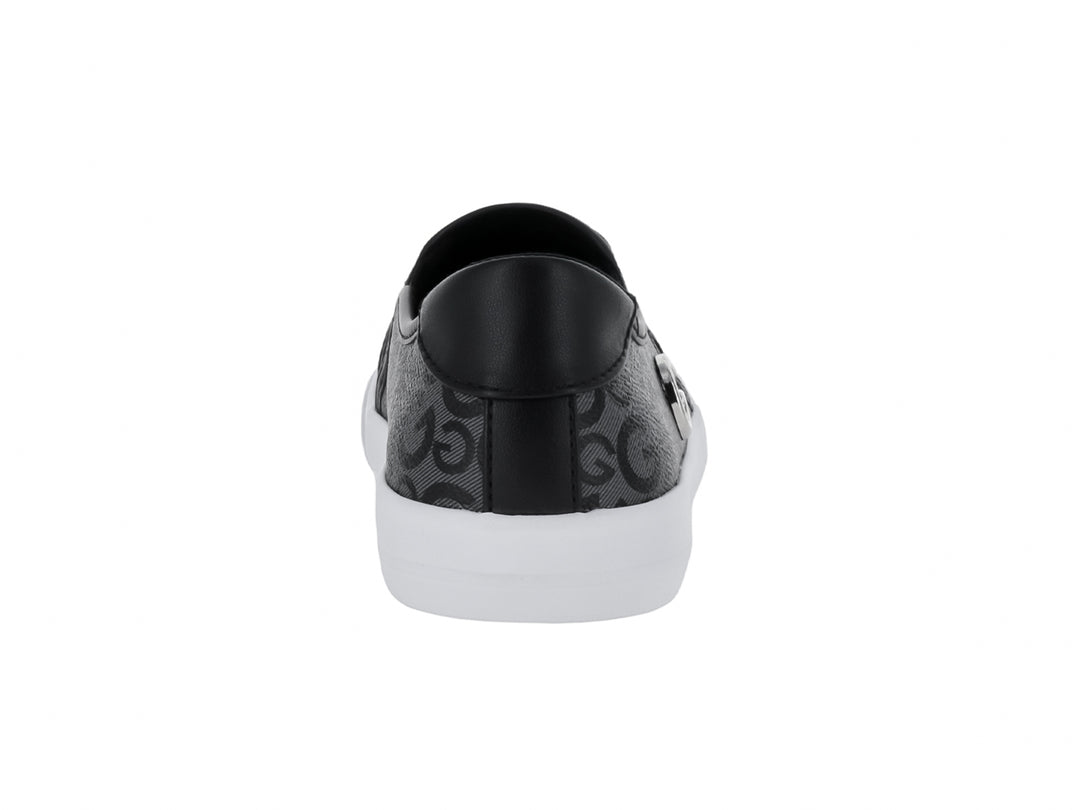 Zapato slip-on negro con estampado de letras y suela blanca.