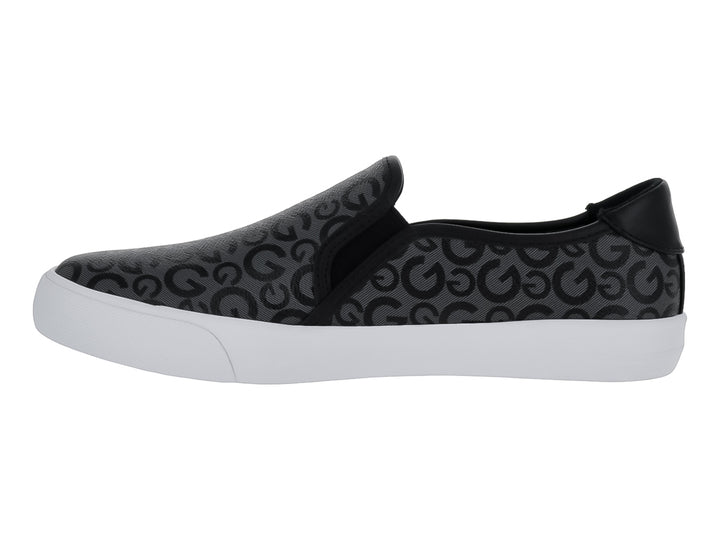Zapato slip-on negro con estampado de letras y suela blanca.
