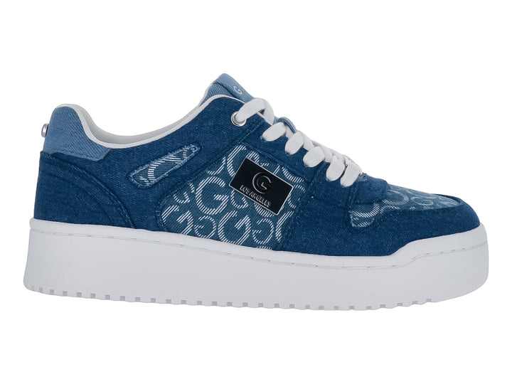 Tenis de color azul mezclilla con suela blanca gruesa y agujetas blancas.
