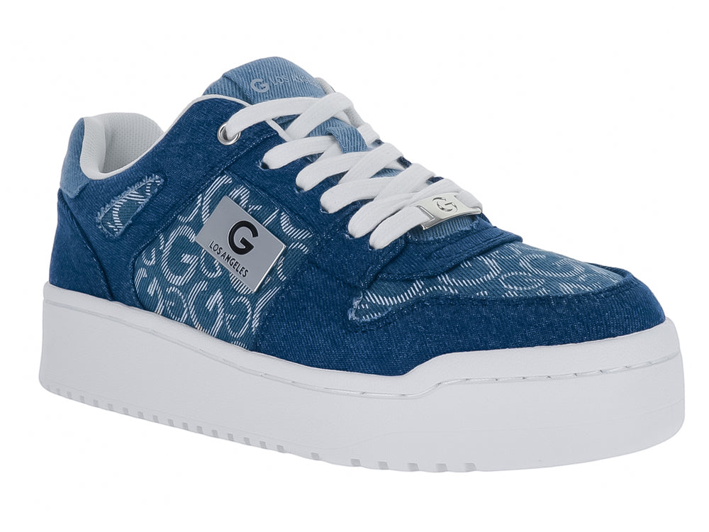 Tenis de color azul mezclilla con suela blanca gruesa y agujetas blancas.