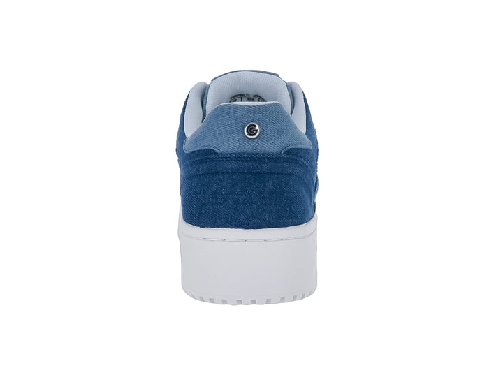 Tenis de color azul mezclilla con suela blanca gruesa y agujetas blancas.