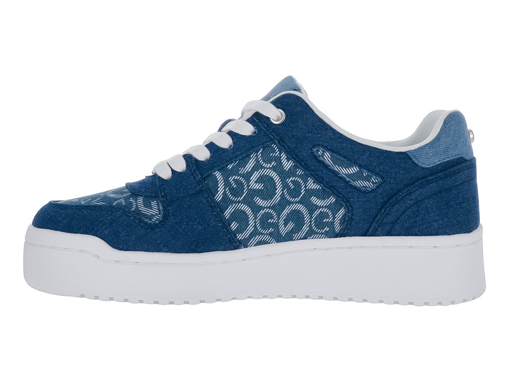 Tenis de color azul mezclilla con suela blanca gruesa y agujetas blancas.