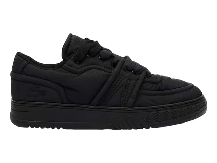 Tenis Lacoste color negro con diseño acolchado y suela a juego.
