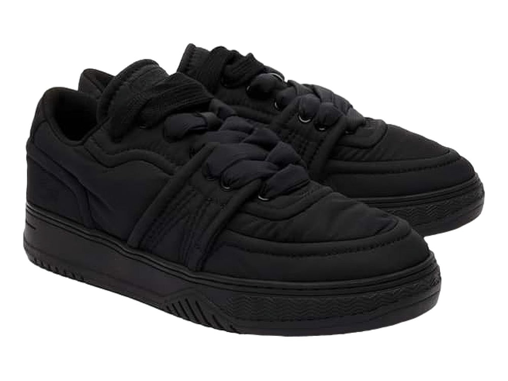 Tenis Lacoste color negro con diseño acolchado y suela a juego.