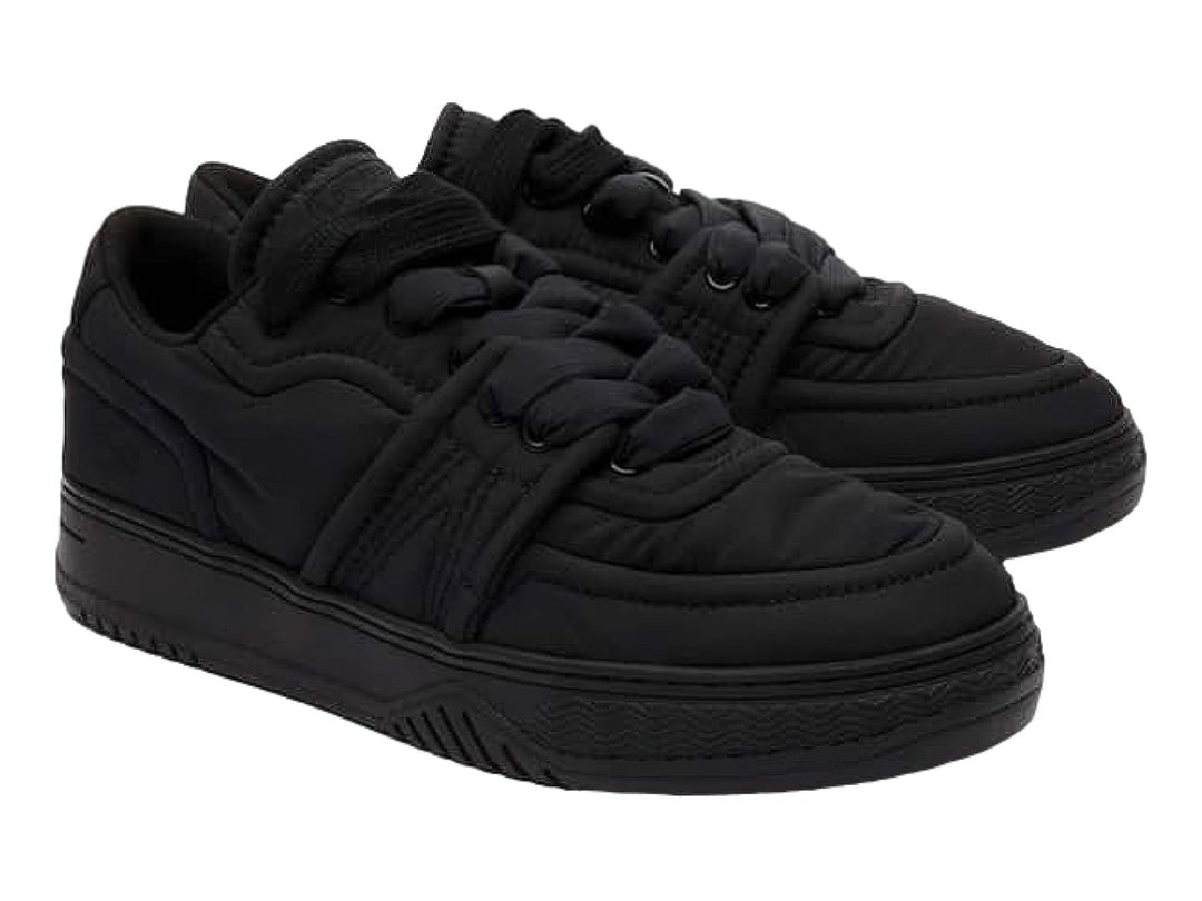 Tenis Lacoste color negro con diseño acolchado y suela a juego.