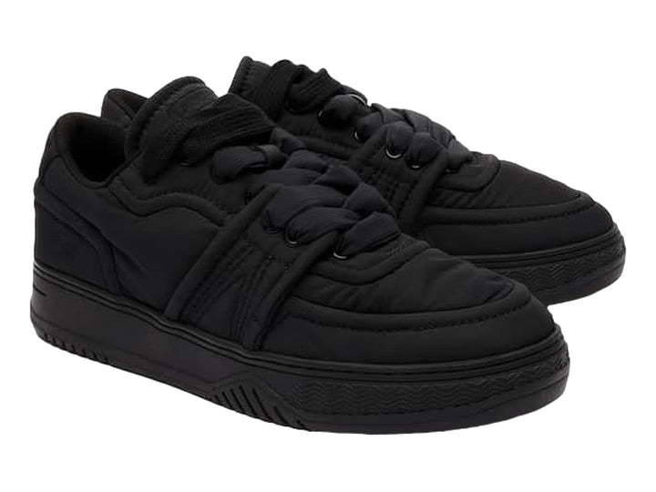 Tenis Lacoste color negro con diseño acolchado y suela a juego.