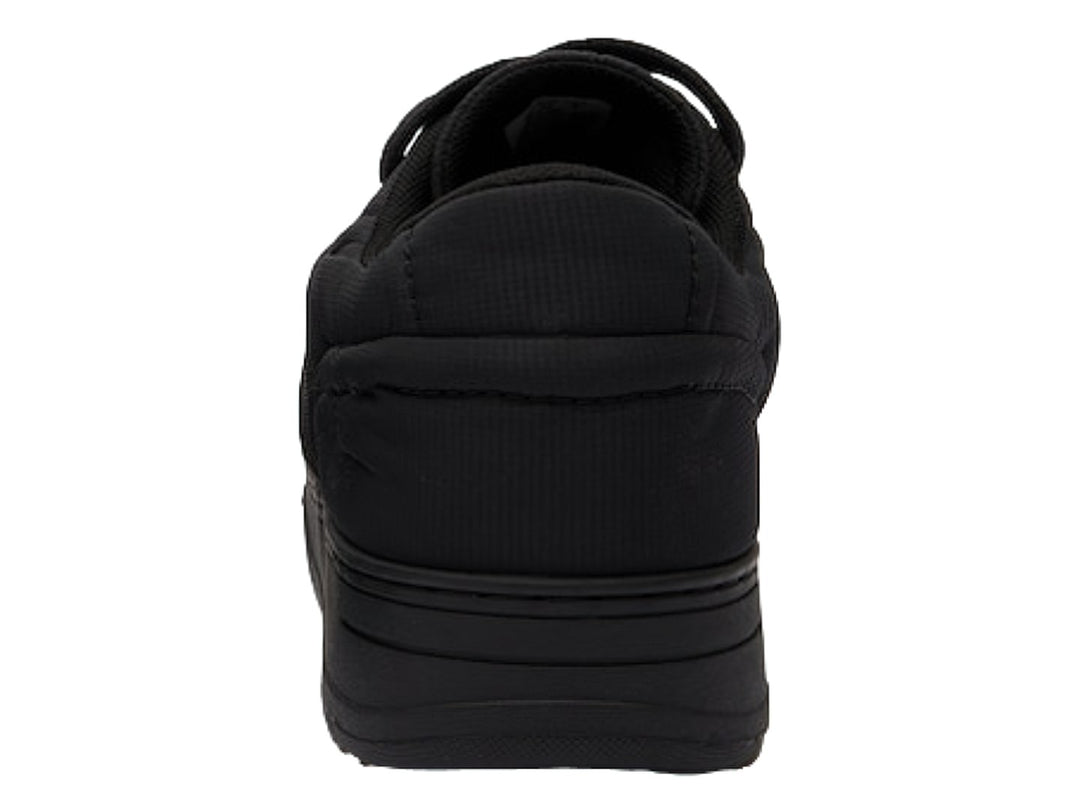 Tenis Lacoste color negro con diseño acolchado y suela a juego.
