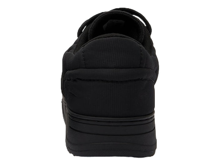 Tenis Lacoste color negro con diseño acolchado y suela a juego.