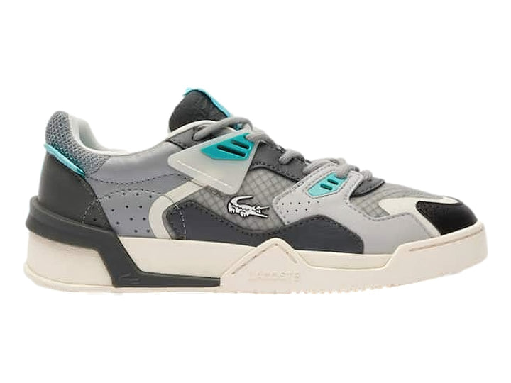 Tenis deportivos Lacoste en color gris con detalles en blanco y turquesa, vista lateral.
