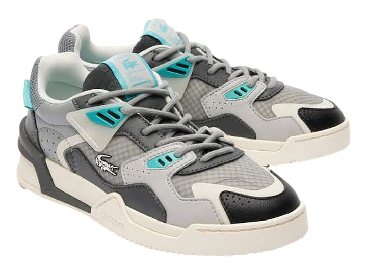 Tenis deportivos Lacoste en color gris con detalles en blanco y turquesa, vista lateral.