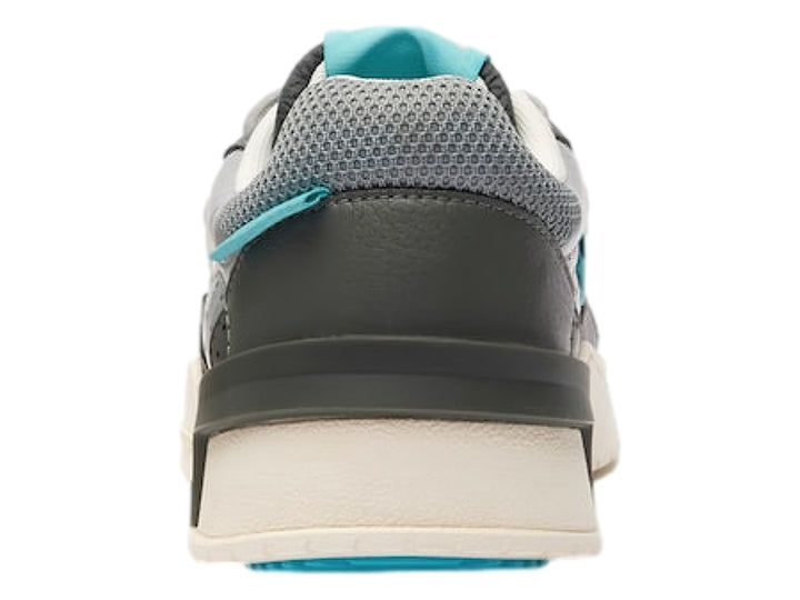 Tenis deportivos Lacoste en color gris con detalles en blanco y turquesa, vista lateral.