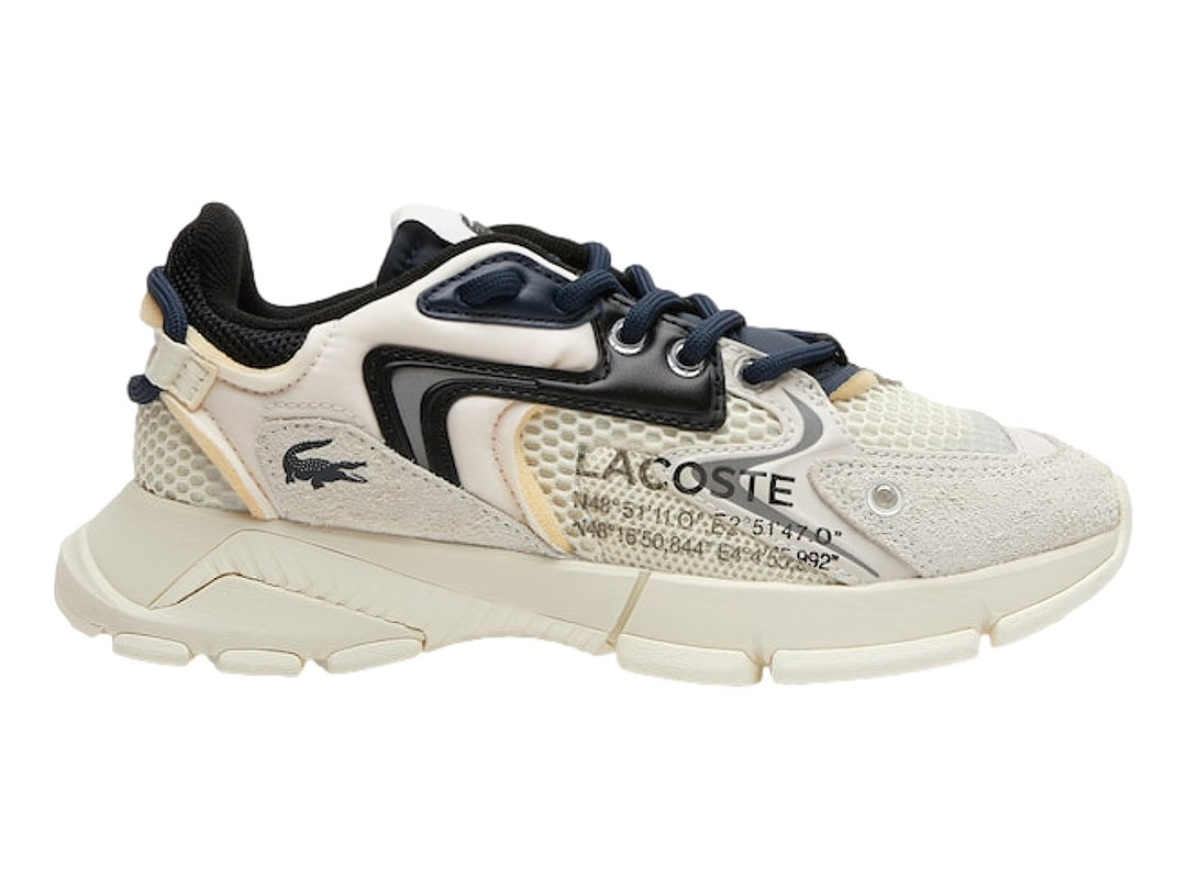 Tenis deportivos Lacoste color blanco con detalles en negro y suela gruesa.