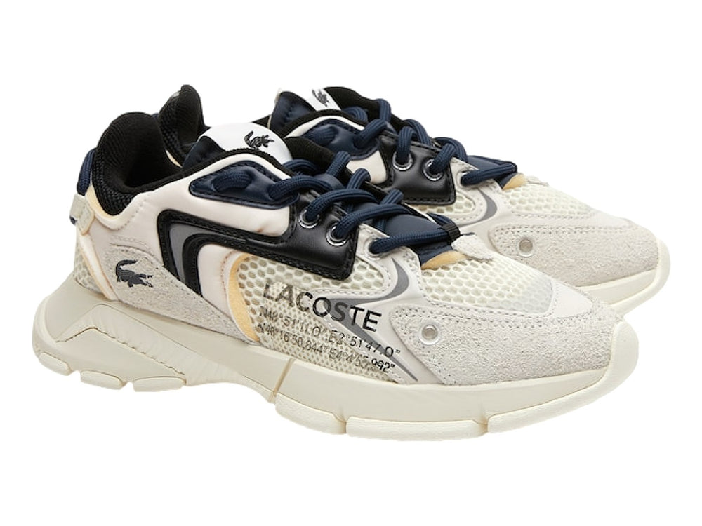 Tenis deportivos Lacoste color blanco con detalles en negro y suela gruesa.