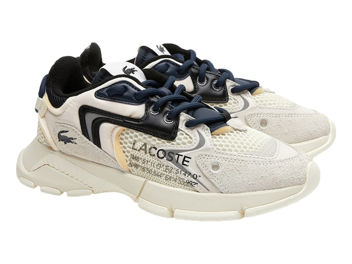 Tenis deportivos Lacoste color blanco con detalles en negro y suela gruesa.
