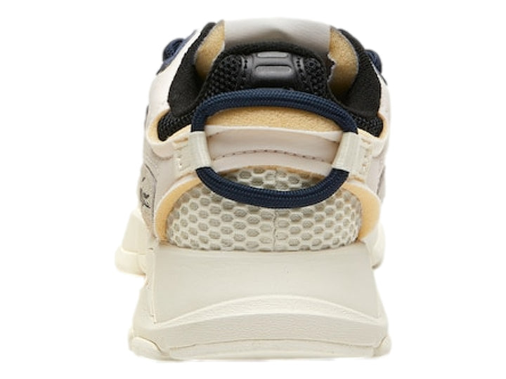 Tenis deportivos Lacoste color blanco con detalles en negro y suela gruesa.