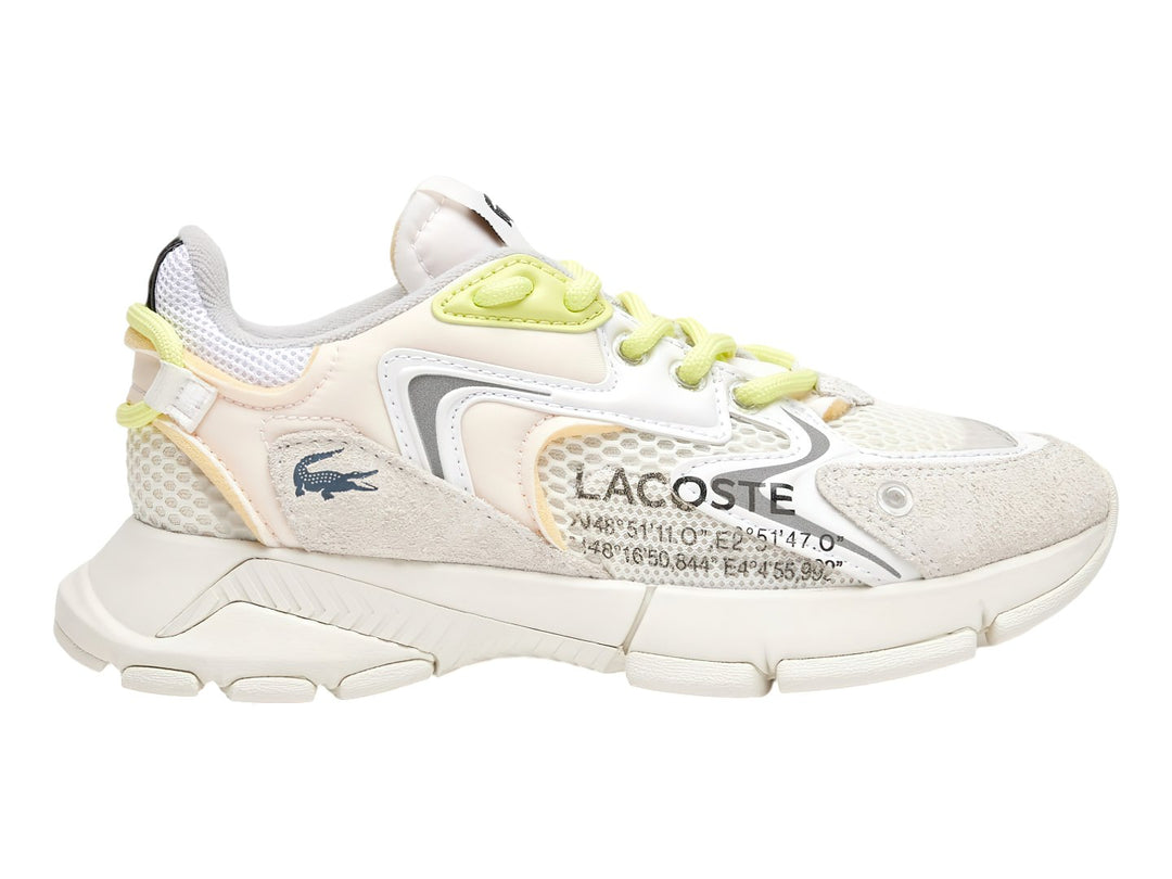 Tenis deportivos Lacoste blancos con detalles en verde lima y suela ancha.