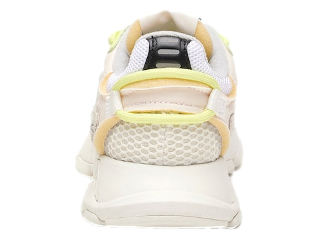 Tenis deportivos Lacoste blancos con detalles en verde lima y suela ancha.