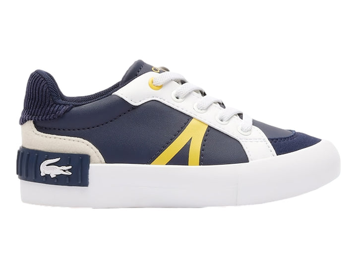 Tenis Lacoste para Niño en color azul marino con detalles en blanco y amarillo y suela blanca.