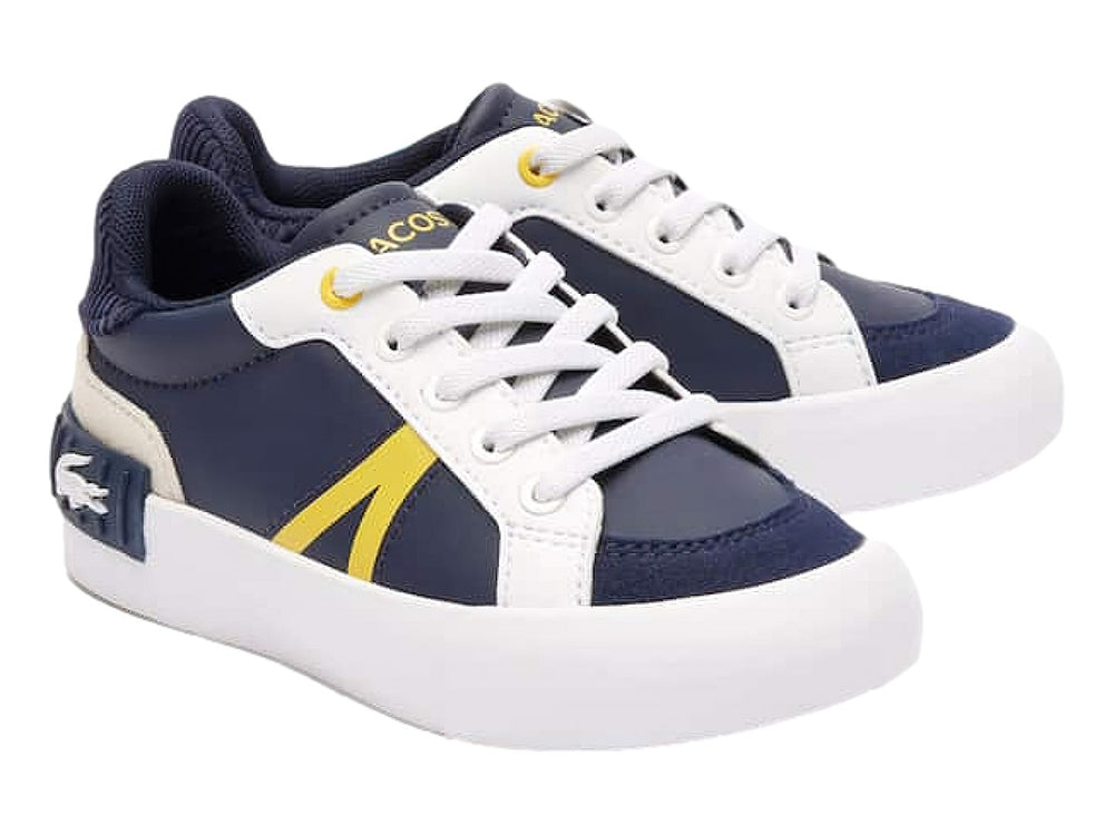 Tenis Lacoste para Niño en color azul marino con detalles en blanco y amarillo y suela blanca.