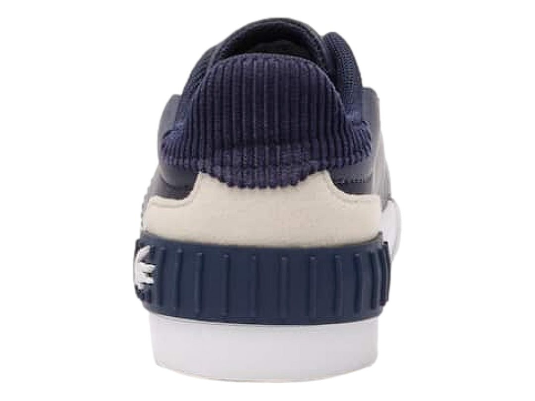 Tenis Lacoste para Niño en color azul marino con detalles en blanco y amarillo y suela blanca.