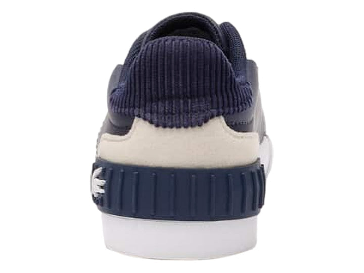 Tenis Lacoste para Niño en color azul marino con detalles en blanco y amarillo y suela blanca.