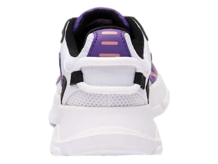 Tenis deportivos Lacoste para niño en color blanco con detalles en morado, negro y rosa.
