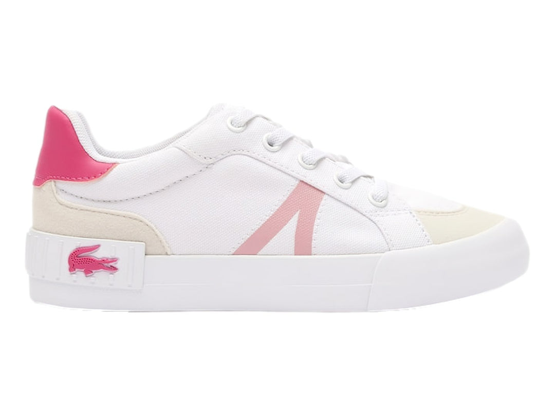 Tenis Lacoste blancos con detalles en rosa y beige, suela blanca y agujetas blancas.