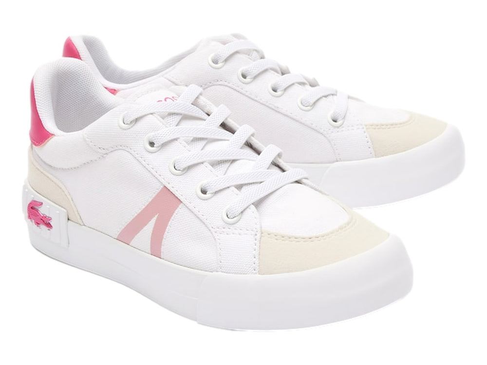Tenis Lacoste blancos con detalles en rosa y beige, suela blanca y agujetas blancas.