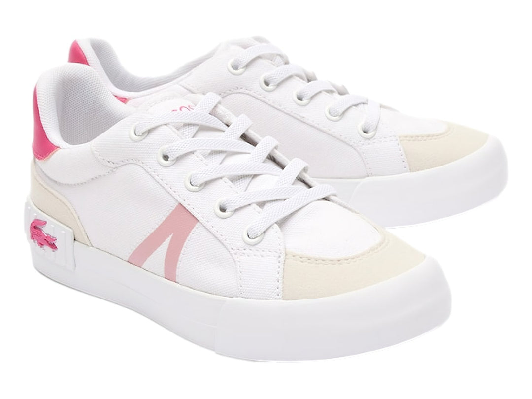 Tenis Lacoste blancos con detalles en rosa y beige, suela blanca y agujetas blancas.