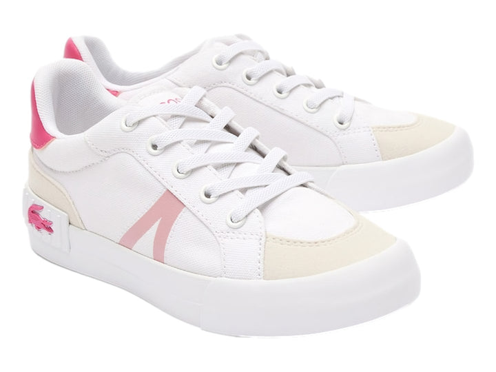 Tenis Lacoste blancos con detalles en rosa y beige, suela blanca y agujetas blancas.
