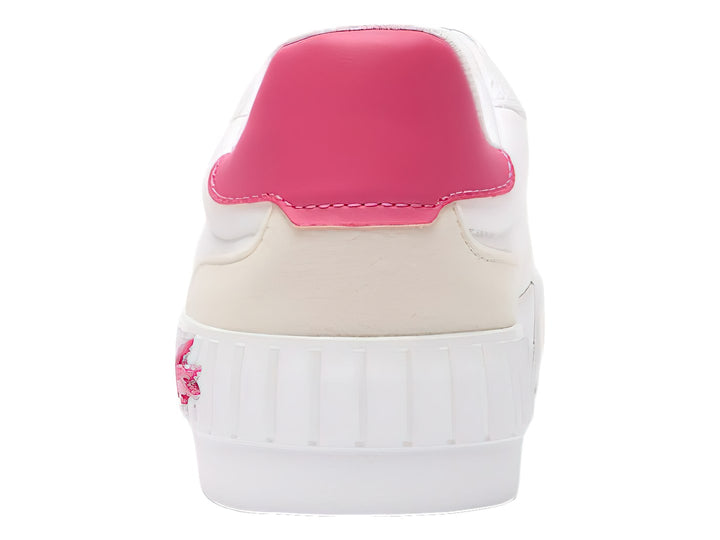 Tenis Lacoste blancos con detalles en rosa y beige, suela blanca y agujetas blancas.