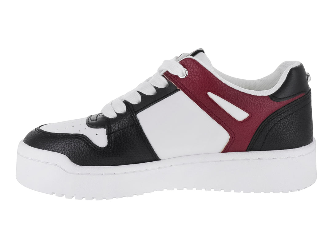 Tenis casuales para niño en colores blanco, negro y rojo cereza con suela blanca gruesa.