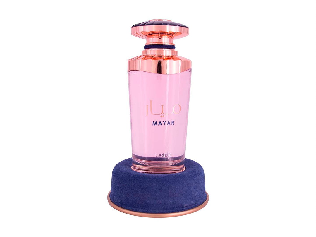 Perfume Lattafa Mayar para mujer en frasco de vidrio rosa con tapa dorada y su empaque cilíndrico a juego.