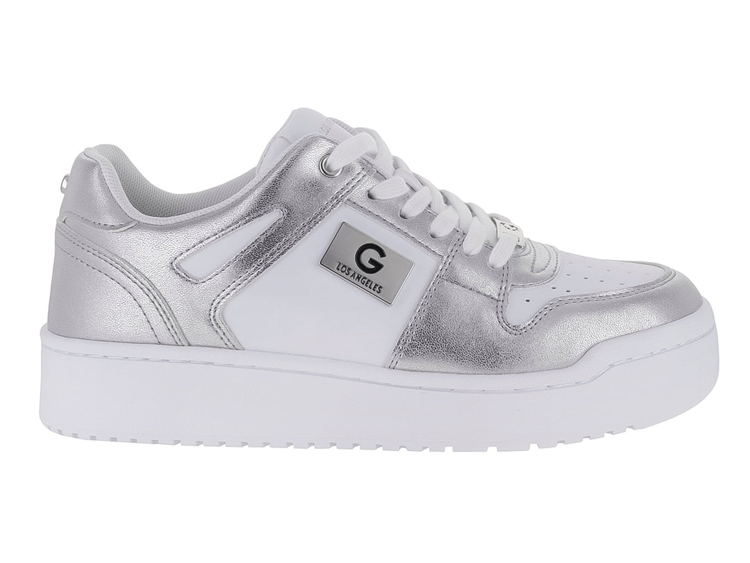 Tenis blancos con detalles plateados metálicos y suela blanca gruesa.