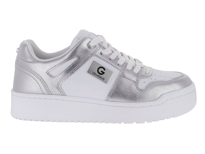 Tenis blancos con detalles plateados metálicos y suela blanca gruesa.