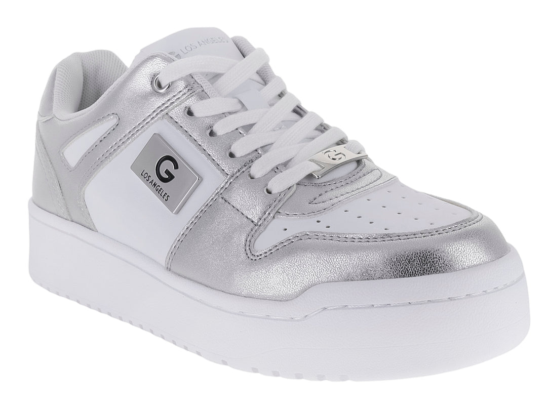 Tenis blancos con detalles plateados metálicos y suela blanca gruesa.