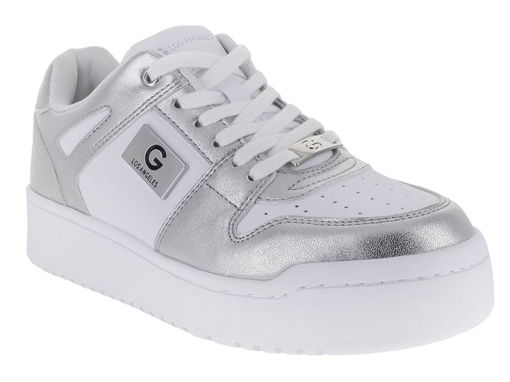 Tenis blancos con detalles plateados metálicos y suela blanca gruesa.