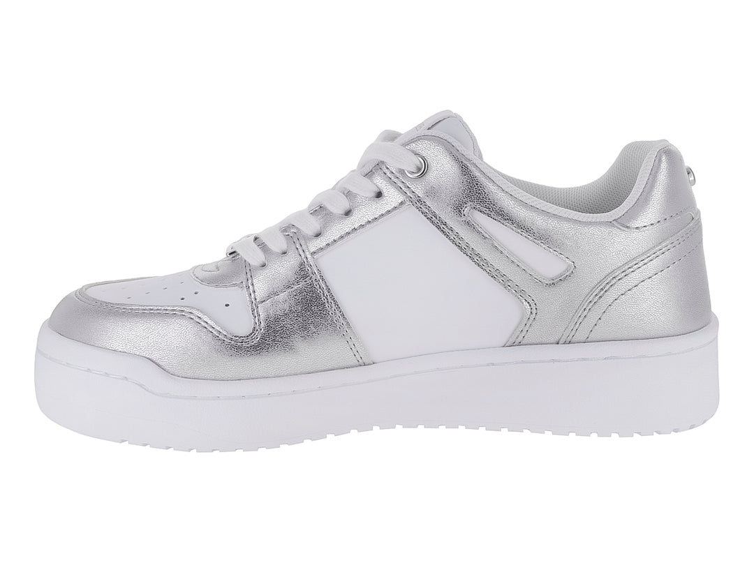 Tenis blancos con detalles plateados metálicos y suela blanca gruesa.