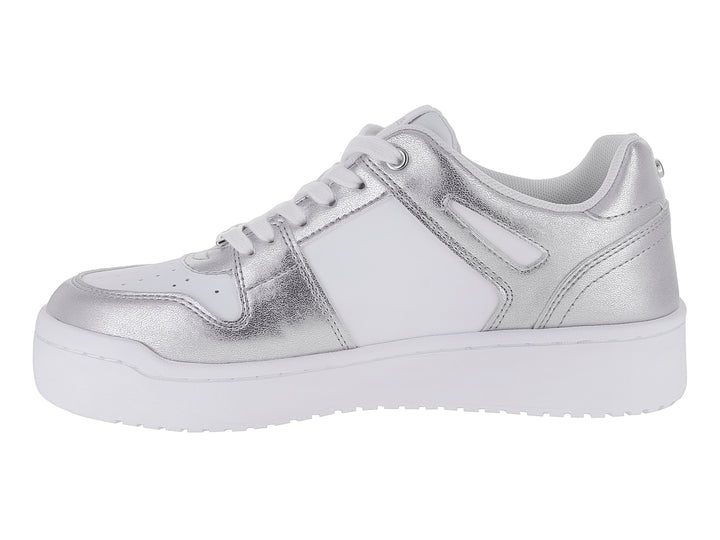 Tenis blancos con detalles plateados metálicos y suela blanca gruesa.