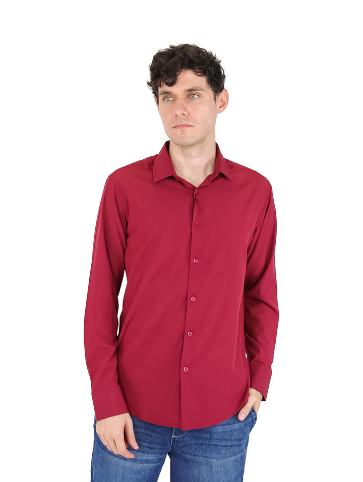 Hombre vistiendo una camisa de manga larga color borgoña y pantalones azules.