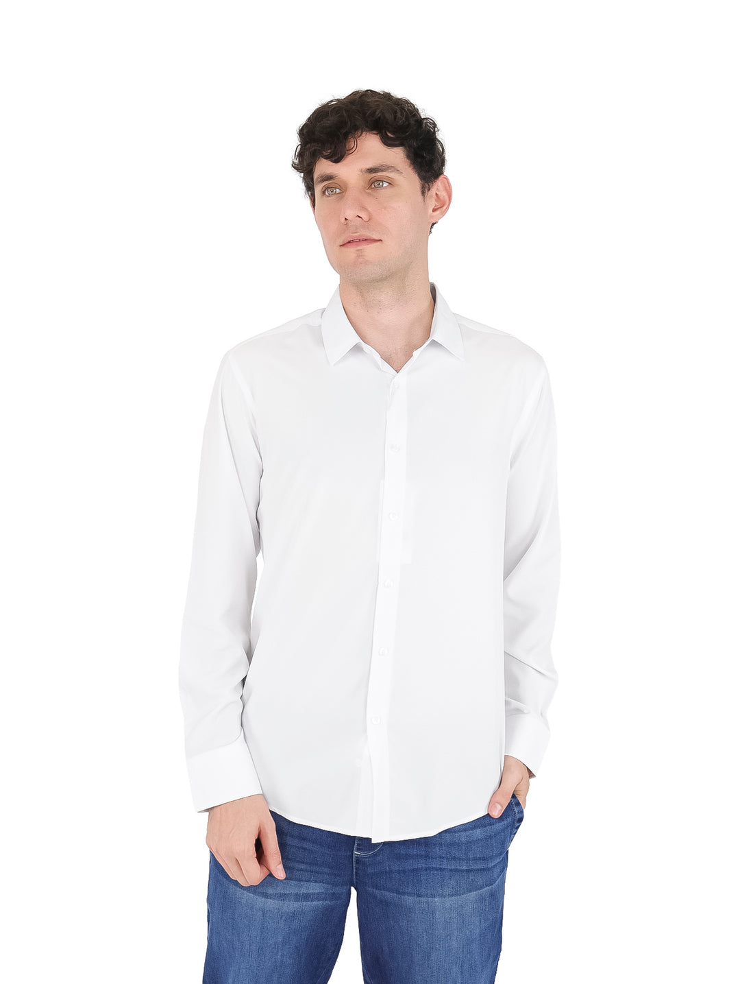 Hombre vistiendo una camisa blanca de manga larga y pantalones vaqueros azules.
