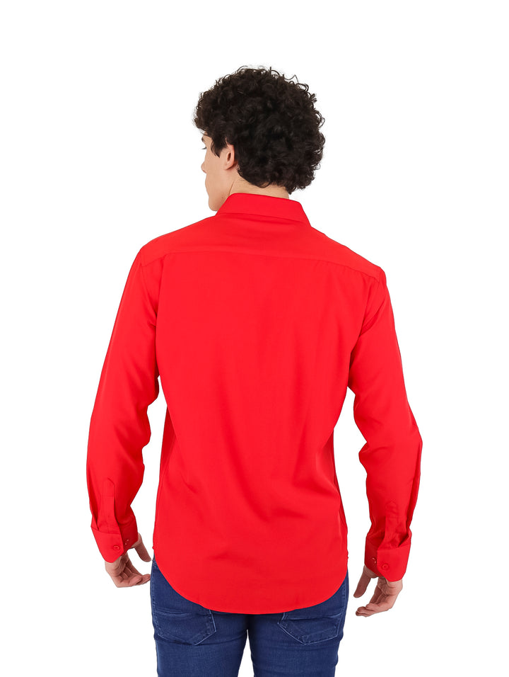 Hombre vistiendo una camisa roja de manga larga con botones y cuello.
