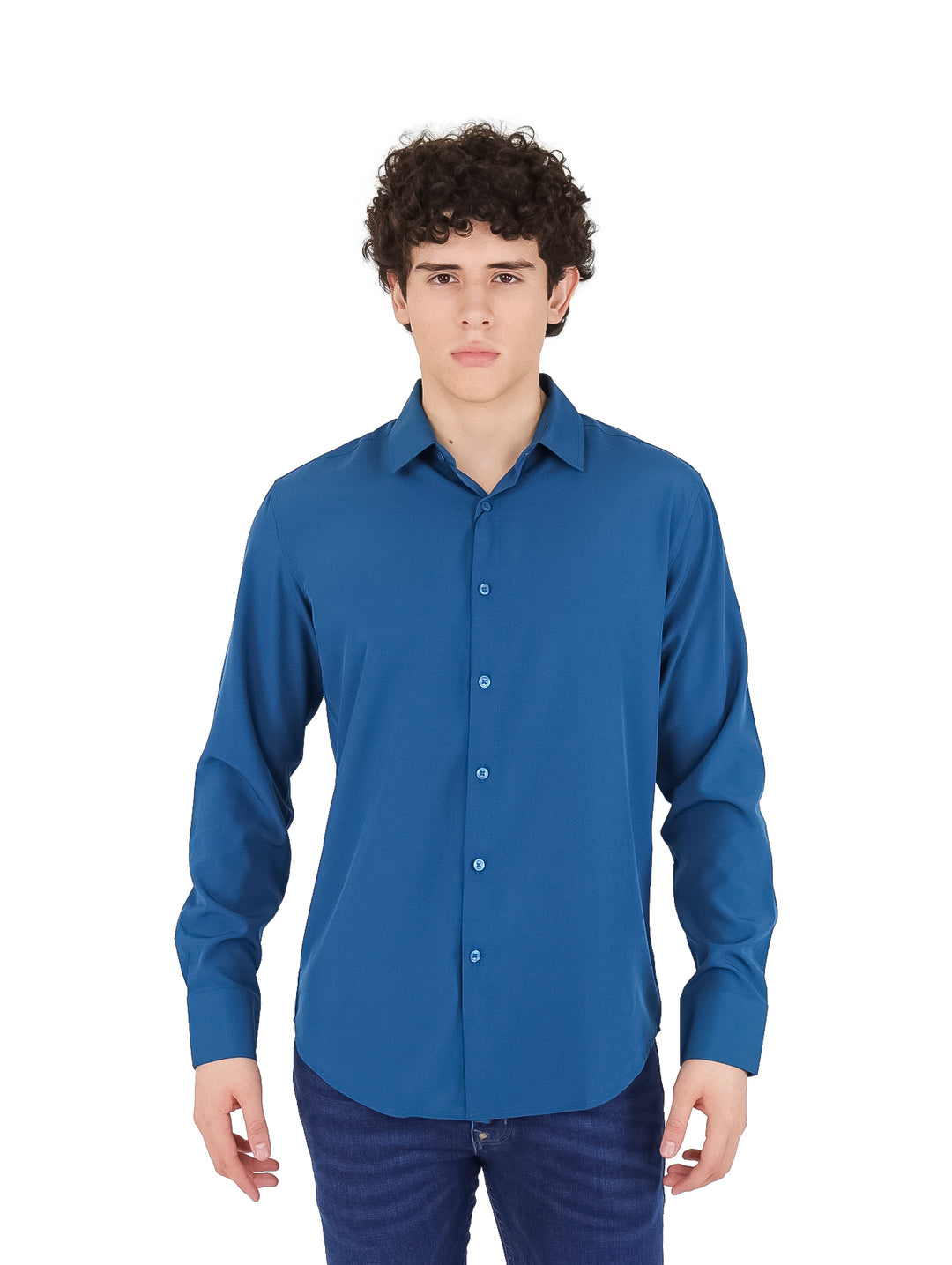Hombre vistiendo una camisa de manga larga color azul petróleo.
