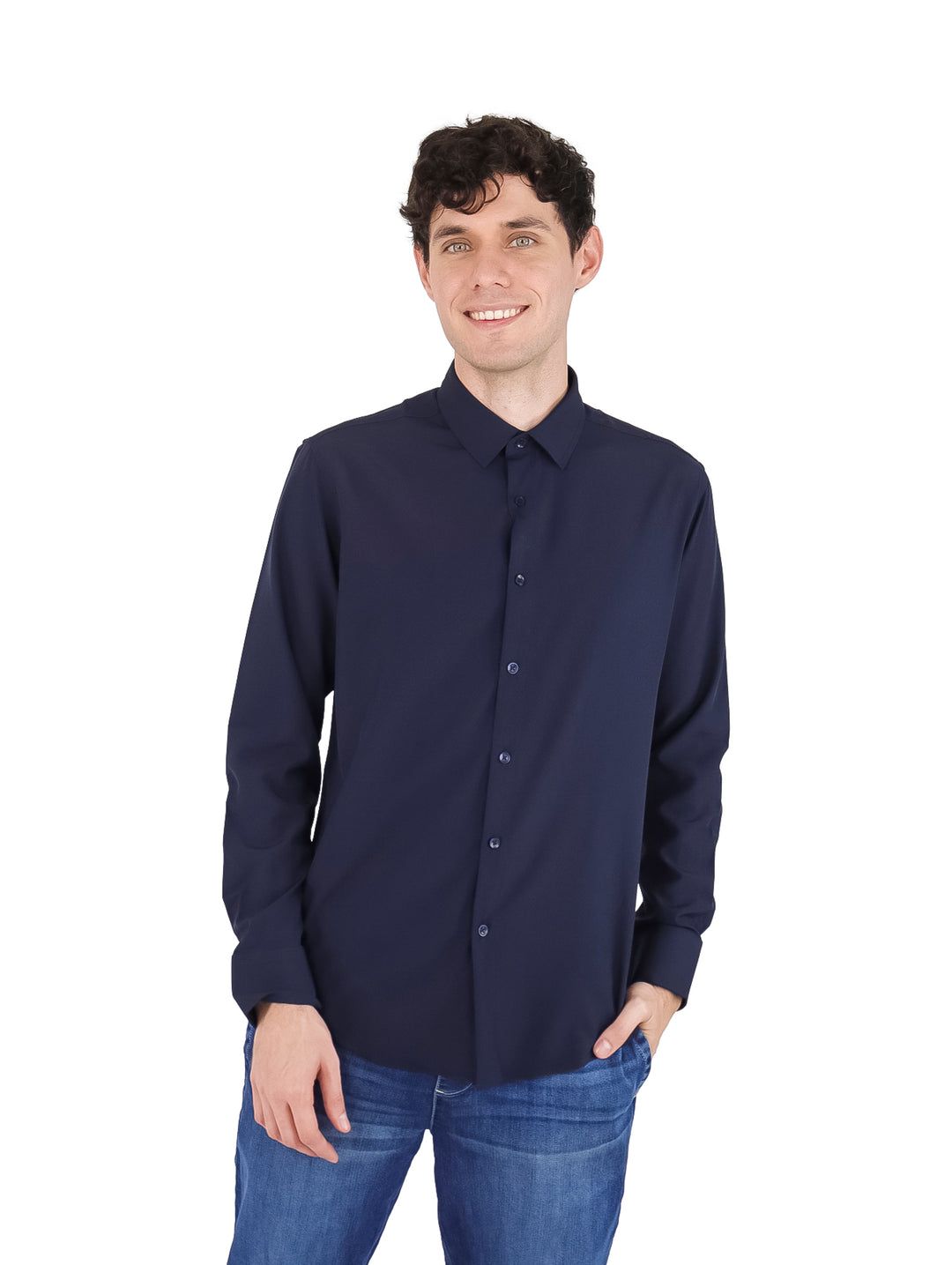 Hombre usando una camisa de manga larga color azul marino y pantalones de mezclilla.