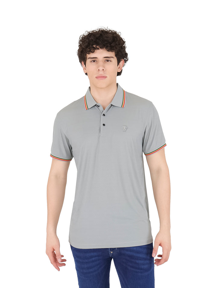 Hombre vistiendo playera polo color gris con detalles de rayas coloridas en cuello y mangas.