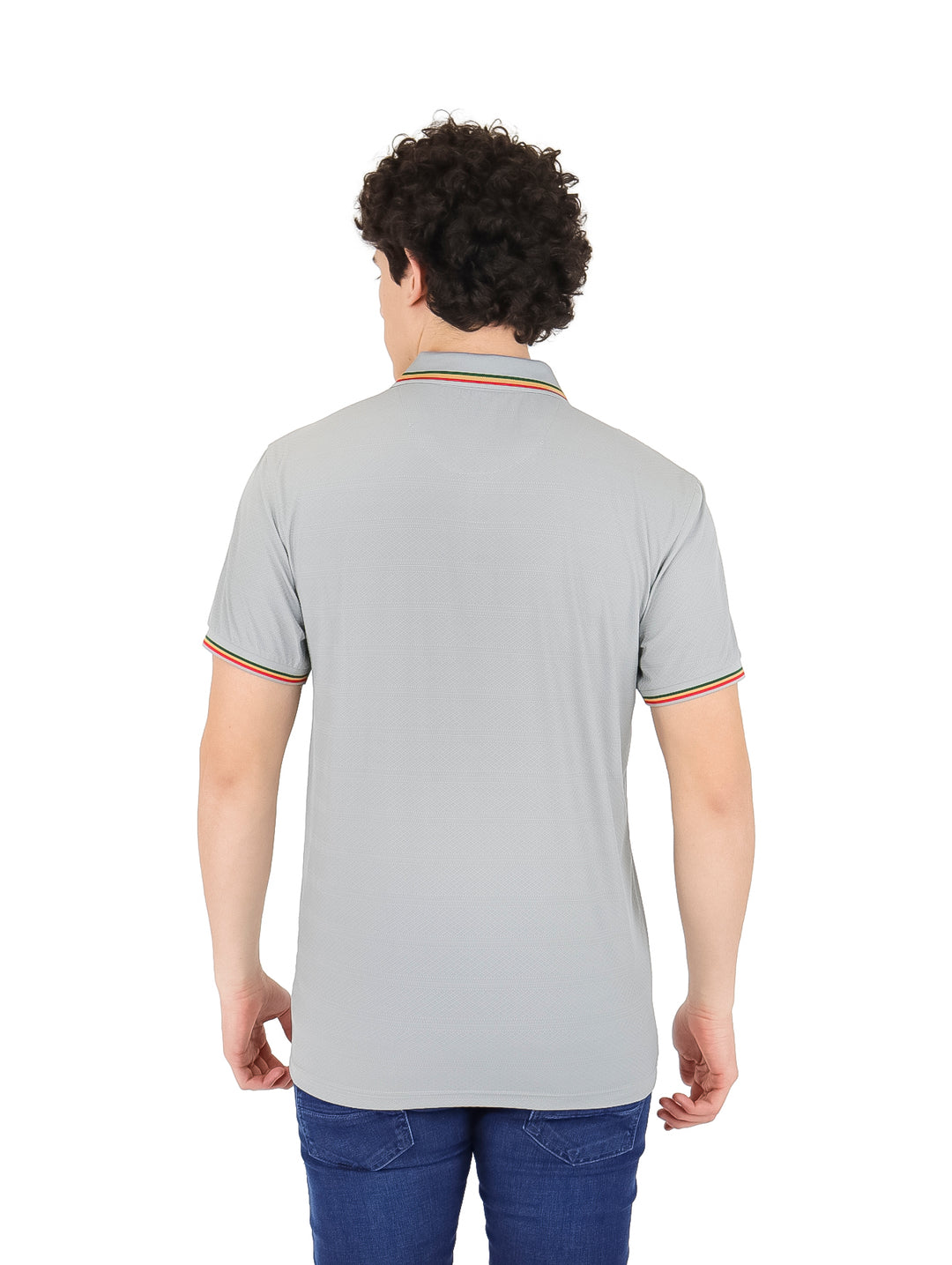 Hombre vistiendo playera polo color gris con detalles de rayas coloridas en cuello y mangas.